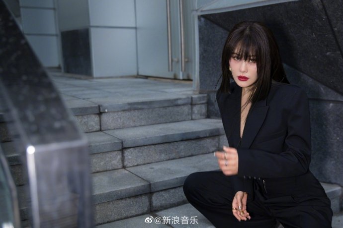 袁娅维最新写真大片曝光 露腰西装配高腰西裤性感干练