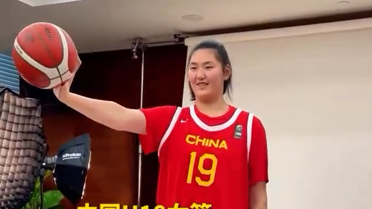 FIBA官网晒U18女篮大名单：张子宇身高2.20米 自曝裸足为2.23米|张子宇|女篮|裸足_新浪新闻