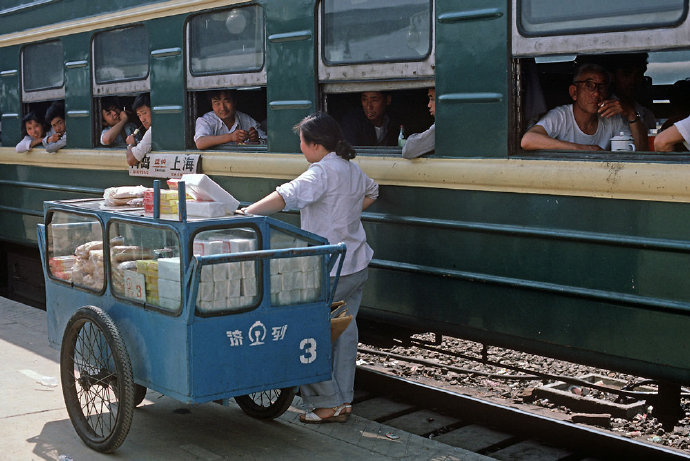 80年代的绿皮火车 | 摄影师alain le garsmeur__财经头条