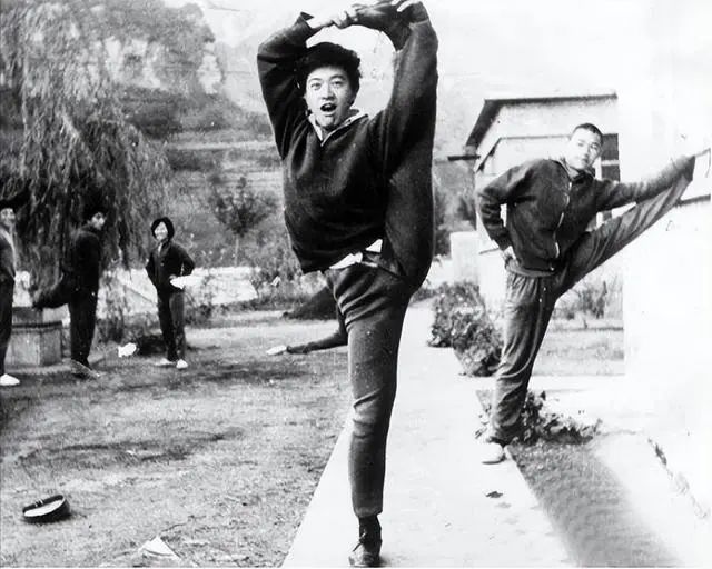 著名演员周里京:28年前妻子不幸遇害,再婚娶小10岁粉丝很幸福|周里京|傅春英|张巍_新浪新闻