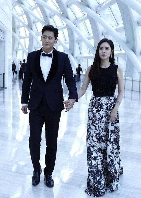 秋瓷炫七夕写真照曝光与老公于晓光亲密依偎感情甜蜜让人羡慕