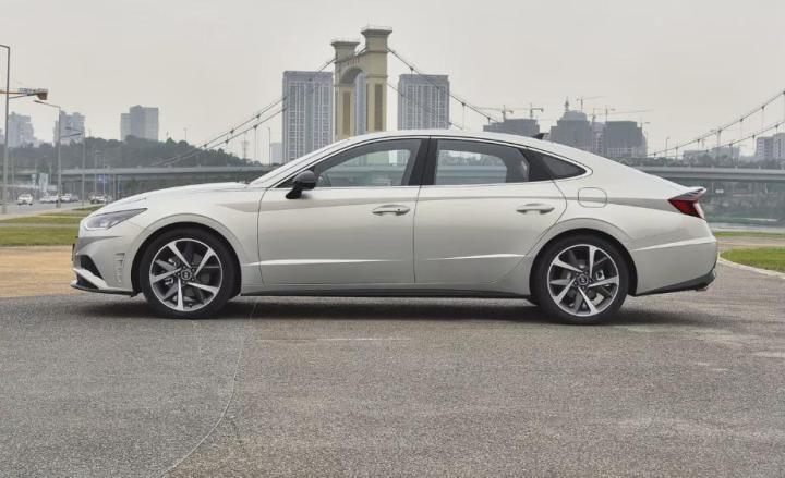 谁才是内外兼修的B级车？现代索纳塔对比丰田亚洲龙