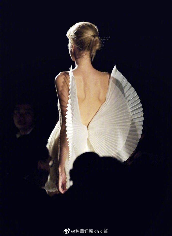 模特的蝴蝶骨才能撑起的天使裙