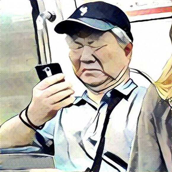 一时间,网友的脸恐怕都变成了"地铁老头看手机"的表情包.
