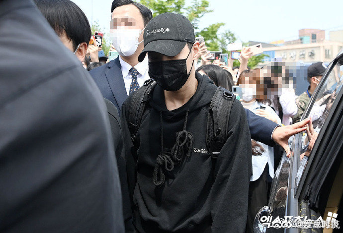 李泰民入伍现场照 ,好多人啊!大忙内也要入伍了,等你回来!