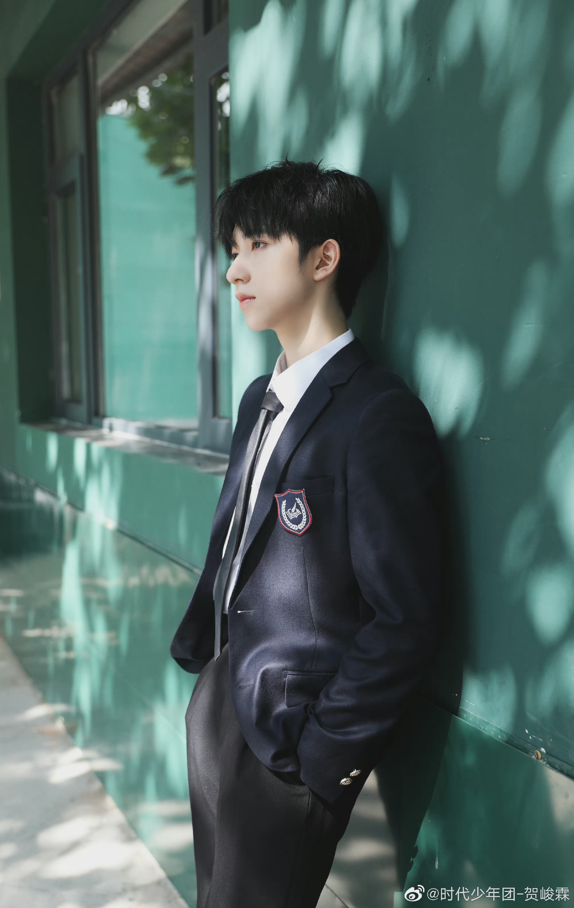 贺峻霖分享了一组少年感写真 校服造型yyds!__财经头条
