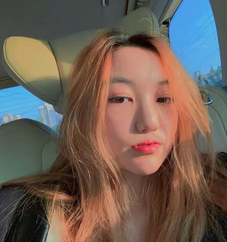 不过也有网友调侃李嫣"16岁的年龄,26岁的心态",比很多国内女大学生瞅