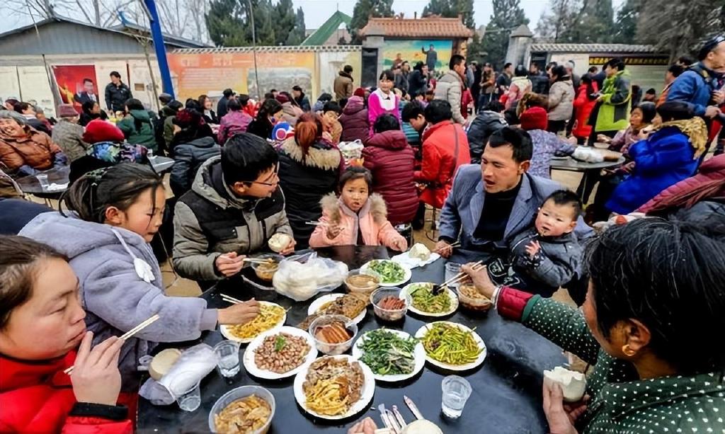 儿子考上211,东北父亲赶紧在老家农村办了一场大席,场面真热闹|升学宴|王叔家|酒楼_新浪新闻