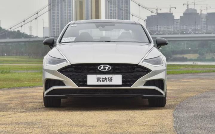 谁才是内外兼修的B级车？现代索纳塔对比丰田亚洲龙