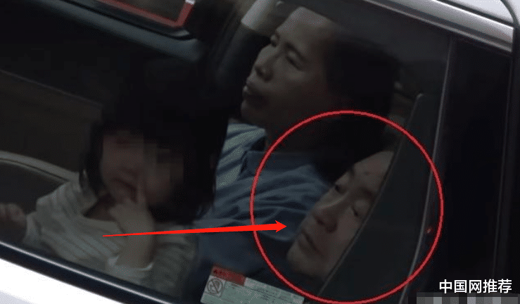 香港巨富刘銮雄3岁小女儿正面照曝光，和妈妈一同做公益模样呆萌休闲区蓝鸢梦想 - Www.slyday.coM