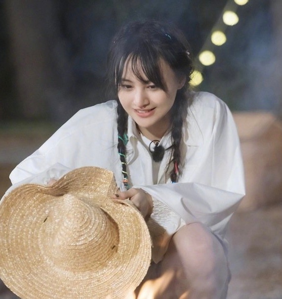 《奇妙小森林》中 @郑爽sz 的带娃造型来啦用彩色头绳编发