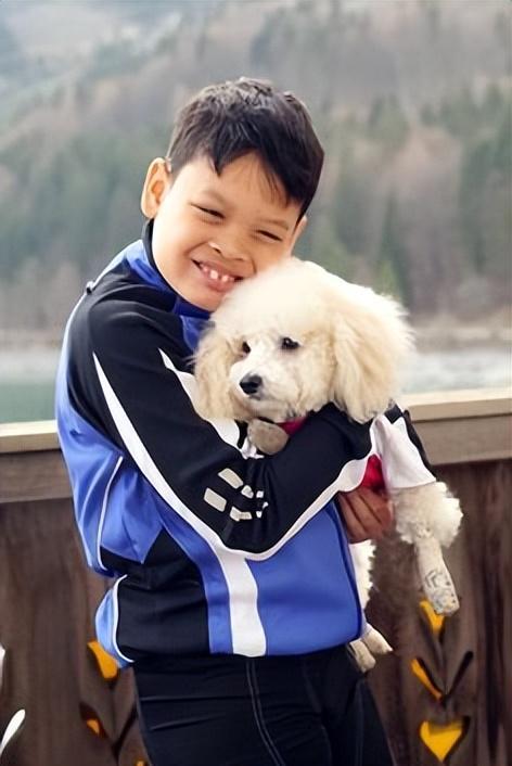 泰国17岁提帮功王子大变样！独自营业霸气，五官精致个子超过180|西拉米|五官|公主_新浪新闻