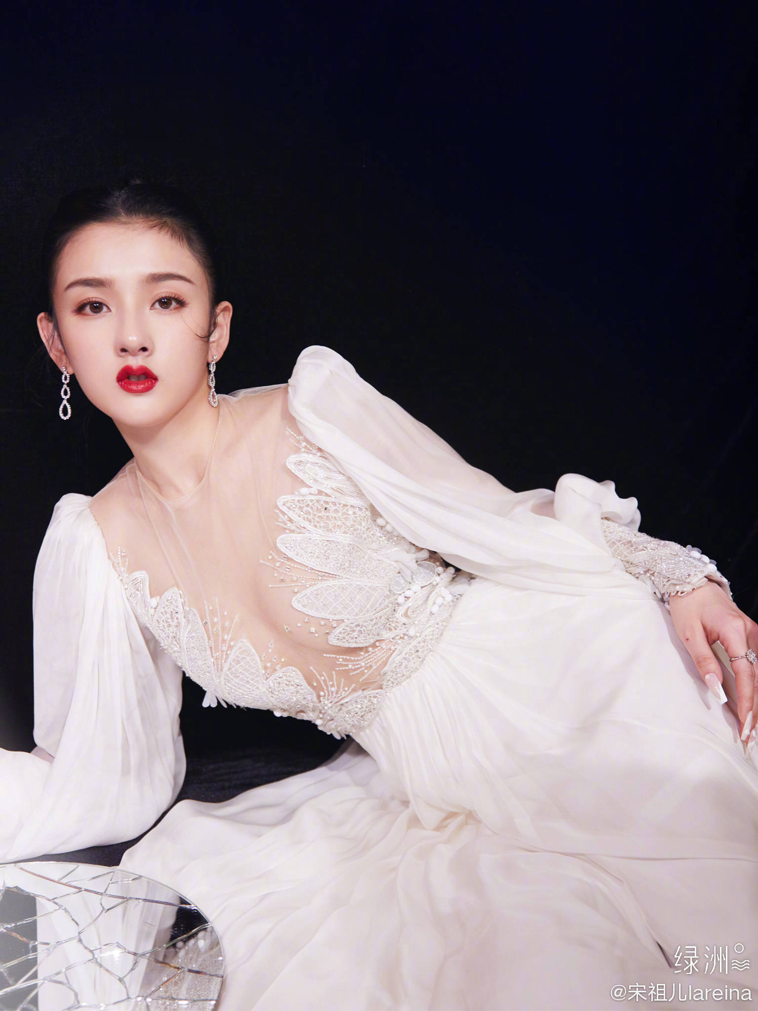 宋祖儿更新微博,才发现祖儿都身材也太辣了吧!