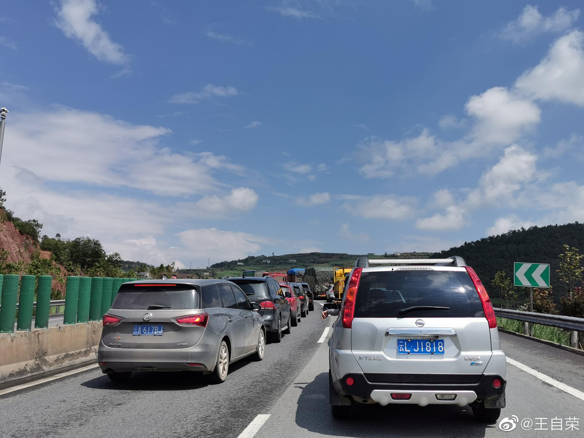 楚大高速公路,南华县天申堂,严重堵车中.从楚雄下行大理的畅通
