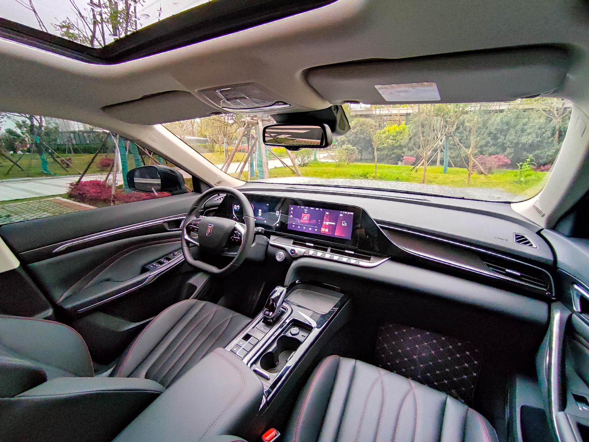 奔腾t55牛犇版的内饰用"环,薄,轻,悬"四个字足以概括,内饰运用了环抱