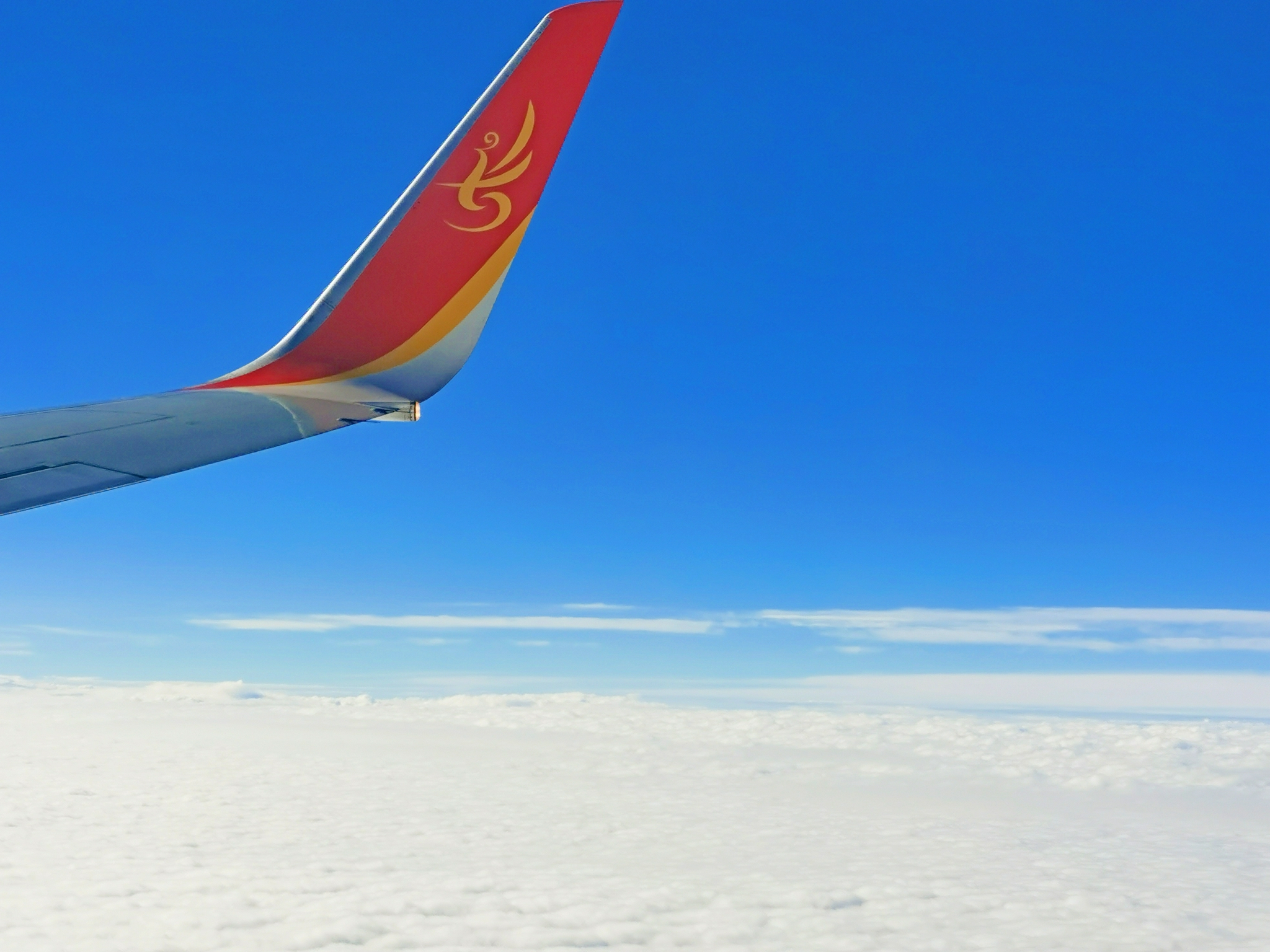 飞机在蓝天下白云上穿行,原创拍摄