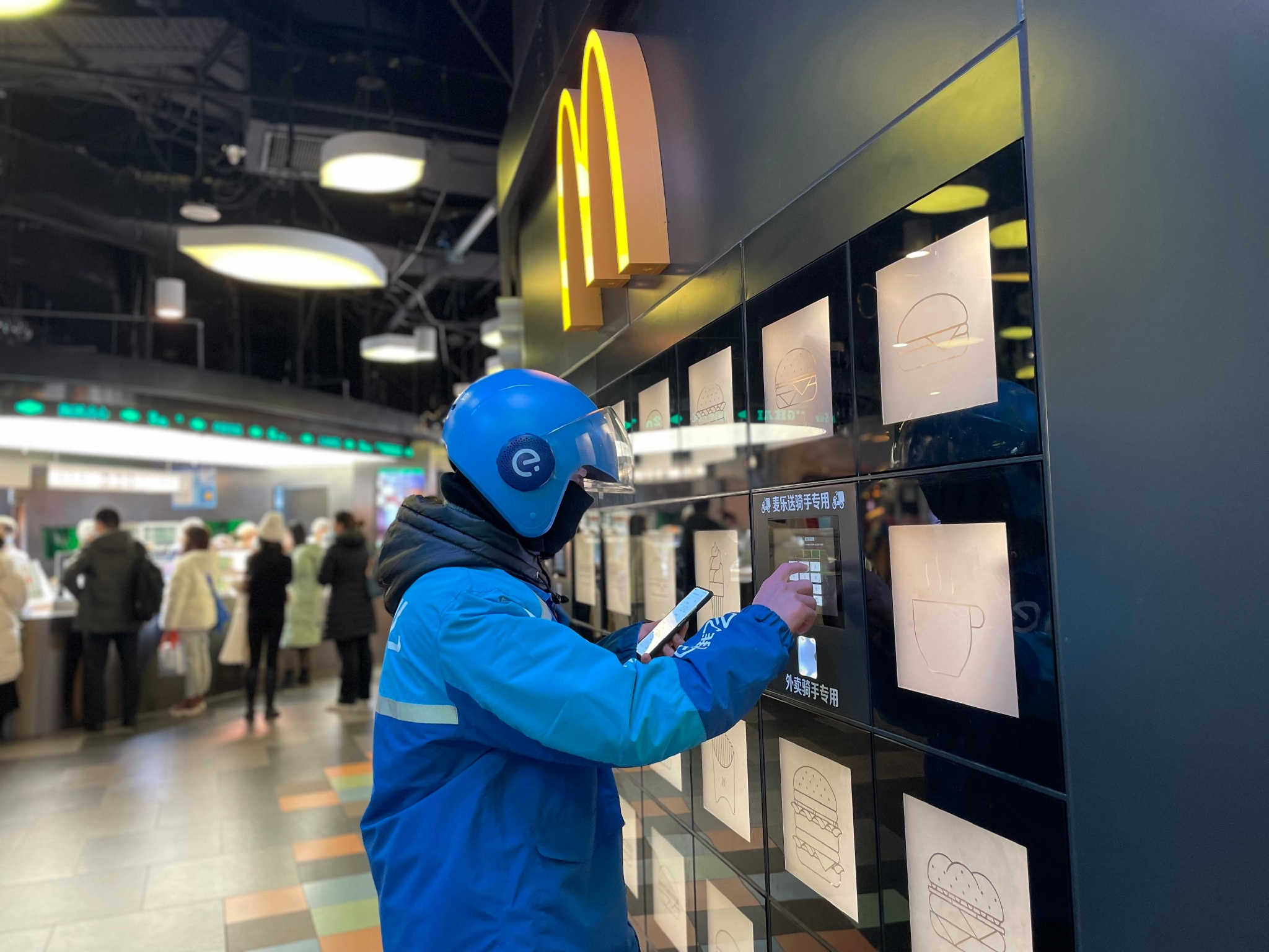 2022年来了，穿梭在大街小巷的他们许下了新年愿望休闲区蓝鸢梦想 - Www.slyday.coM