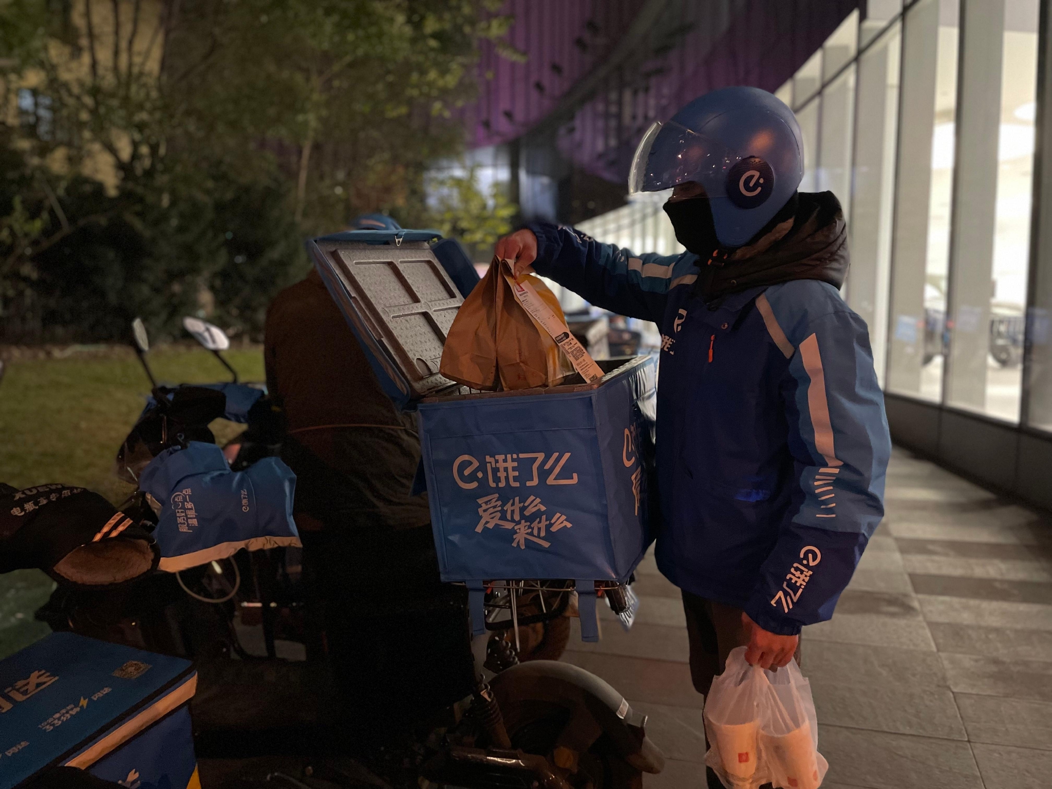 2022年来了，穿梭在大街小巷的他们许下了新年愿望休闲区蓝鸢梦想 - Www.slyday.coM