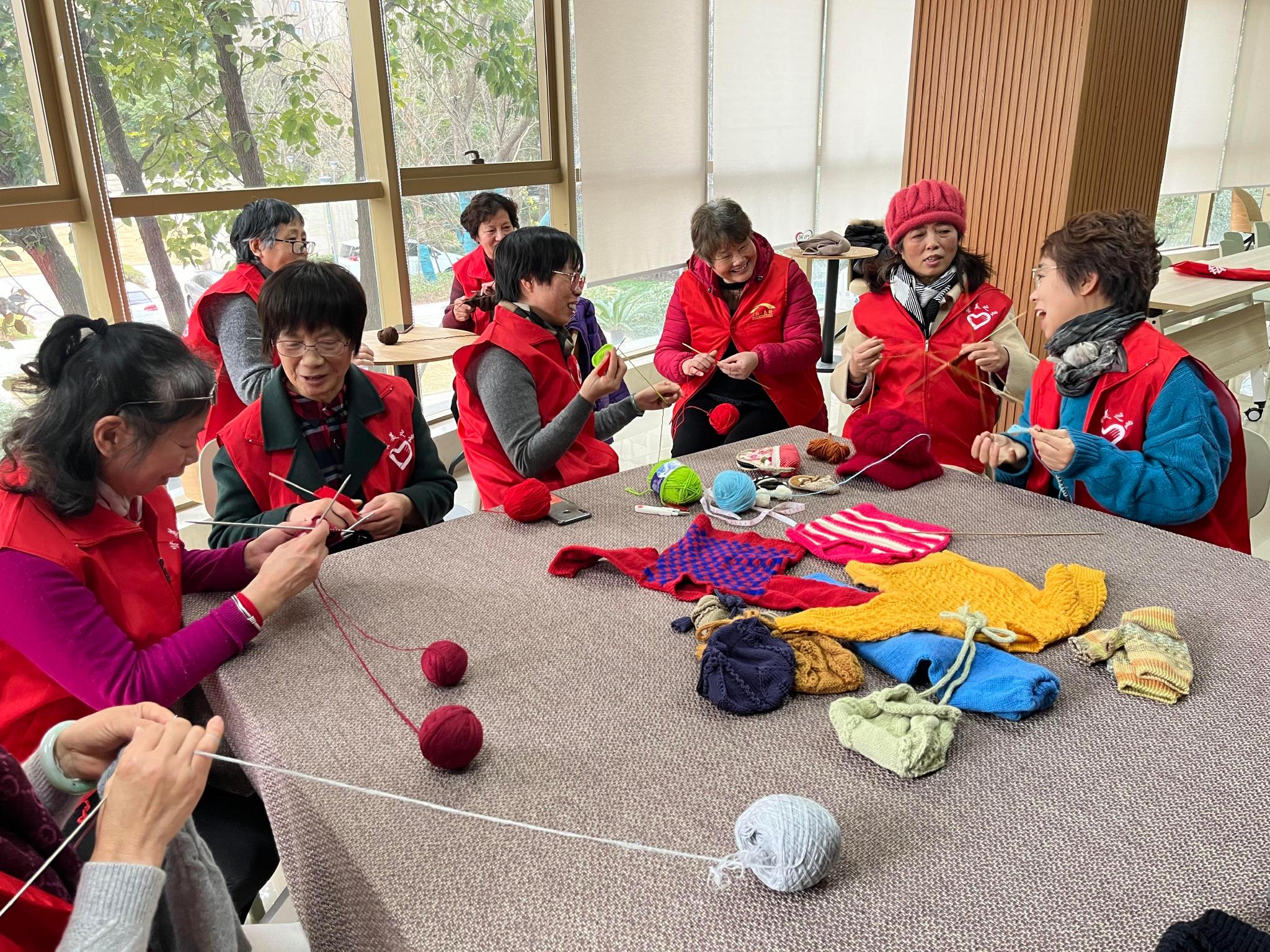 编织班妈妈们为山区儿童寄去新春礼物 爱心编织物传递浓浓情谊