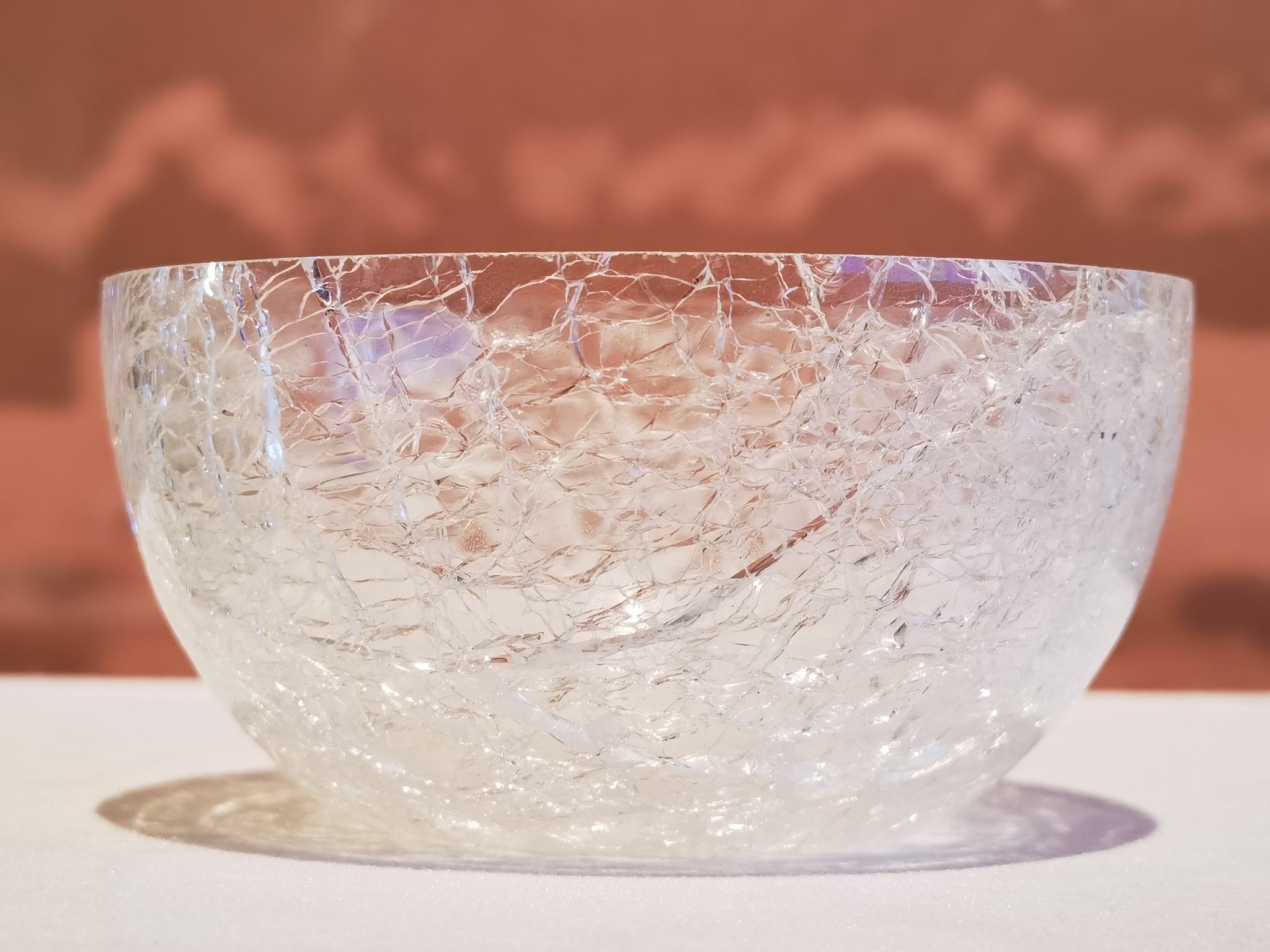 唐五代冰裂纹玻璃碗.浙江绍兴博物馆藏__财经头条