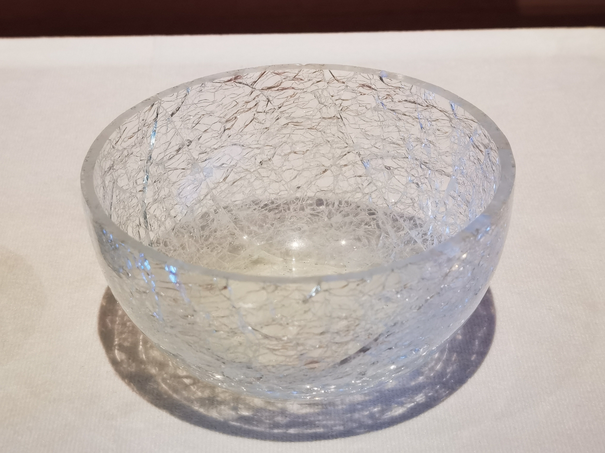 唐五代冰裂纹玻璃碗.浙江绍兴博物馆藏__财经头条