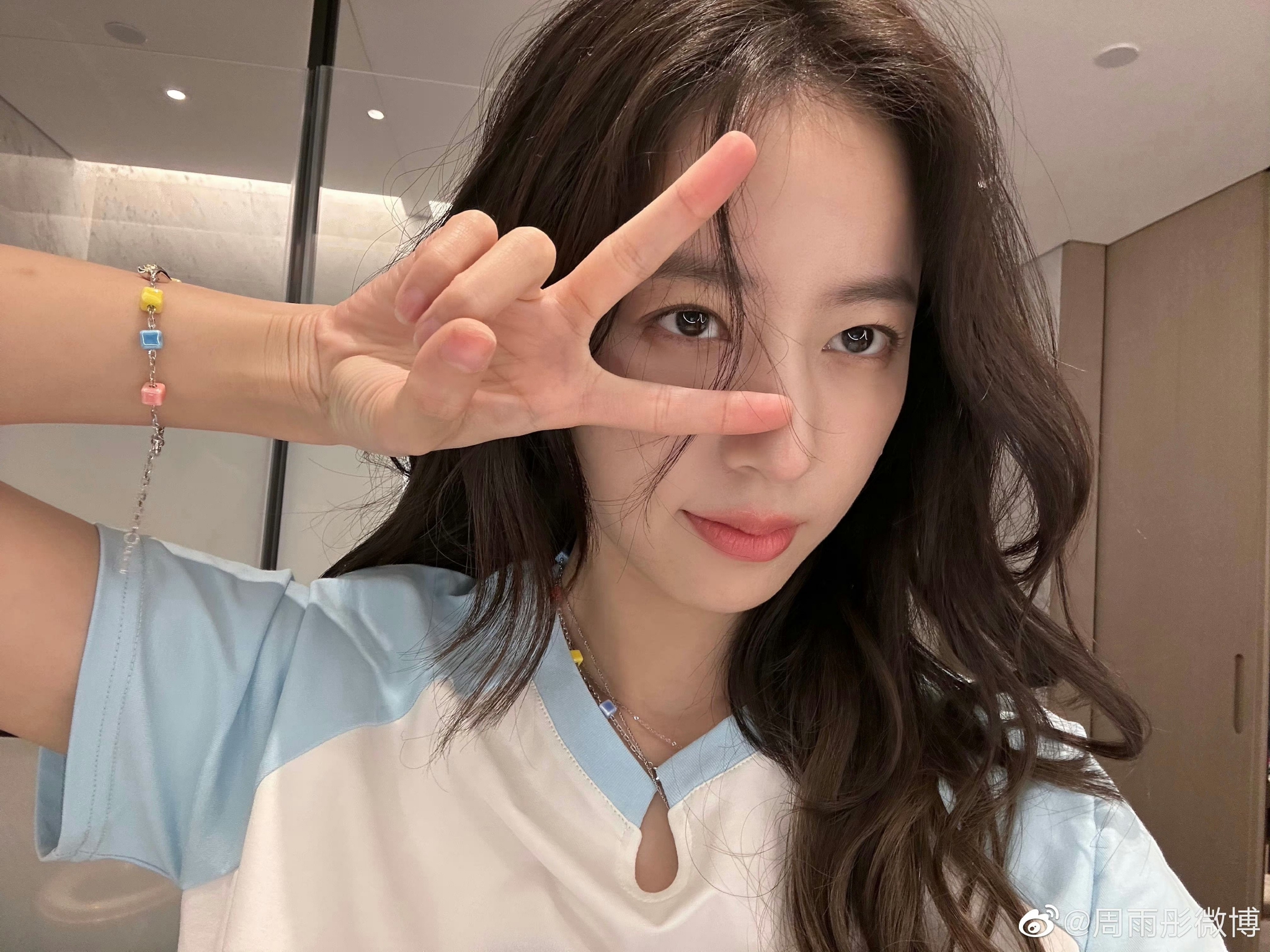 点击收看长发周雨彤比耶四宫格 超美的周姐,长发鲨我……_高清图集