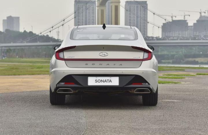 谁才是内外兼修的B级车？现代索纳塔对比丰田亚洲龙