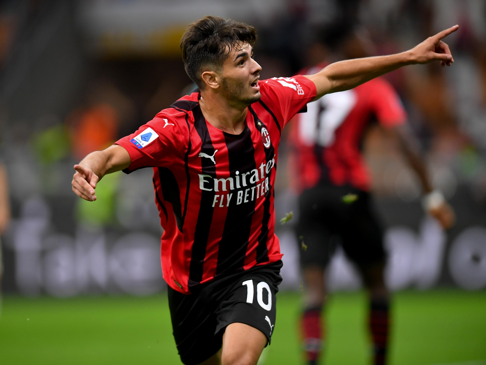 9月22日,ac米兰队球员迪亚兹(前)在比赛中拼抢.新华社发