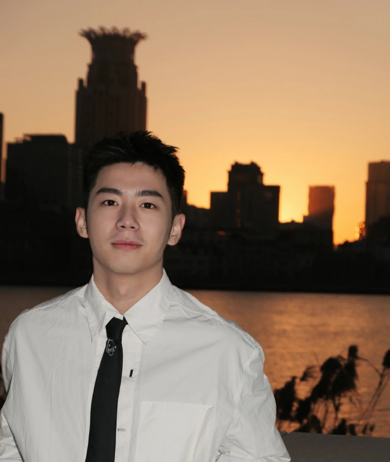 短发清爽的帅哥 这样的颜值,应该算是校草级别的吧!