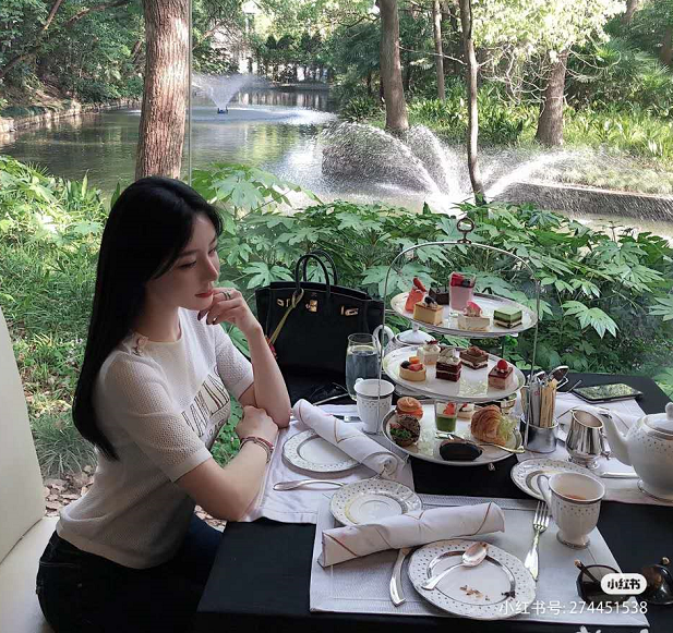 潘玮柏官宣和小14岁女友结婚,王思聪发朋友圈嘲讽?