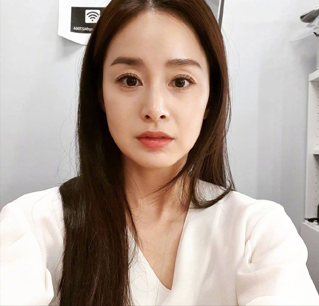 41岁金泰熙近照:冻龄颜值惹人羡,自拍水平被吐槽|rain|金泰希_新浪