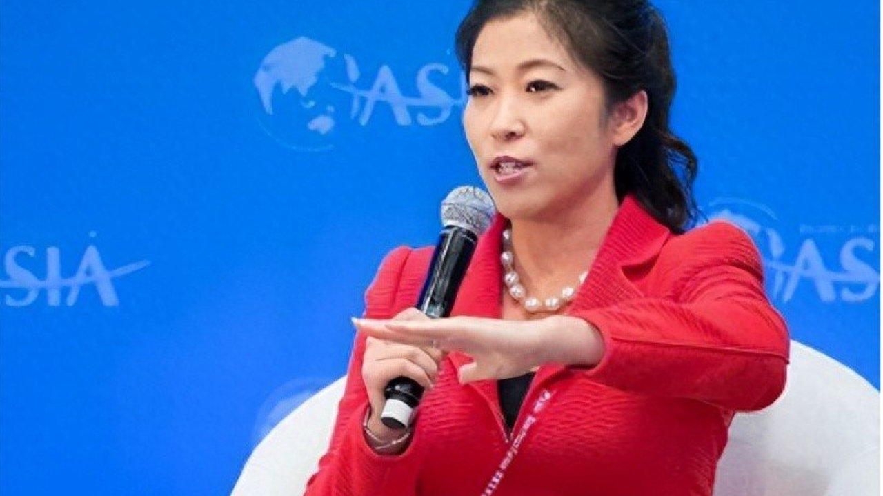 她是体坛冠军一大败类，为捞钱共侍二夫，坑害国民44亿后逃往美国