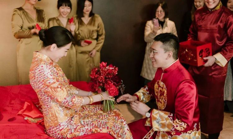 新娘要8万下车费新郎说去借钱后消失婚礼现场新娘却换了个人
