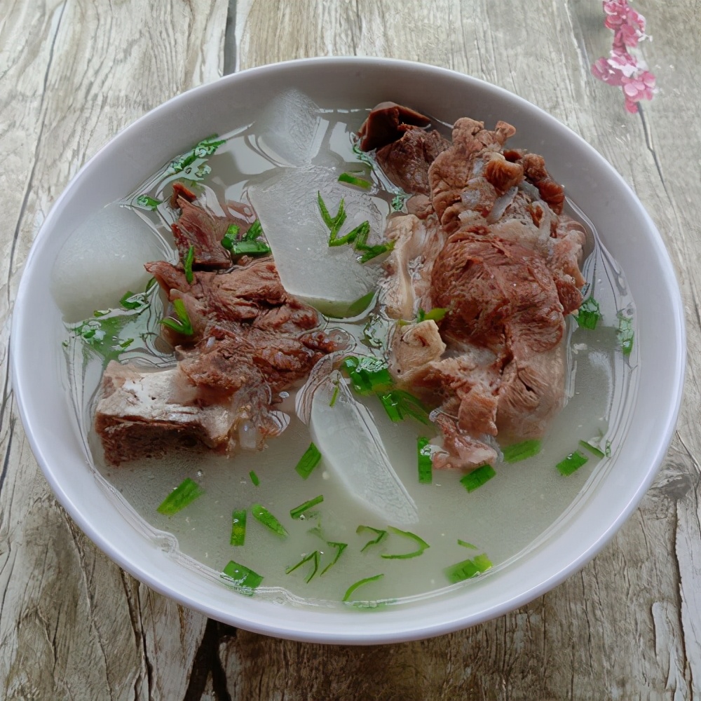 白萝卜牛肉脊骨汤,吃面炖菜都适合,风味浓味道鲜,怎么都好吃
