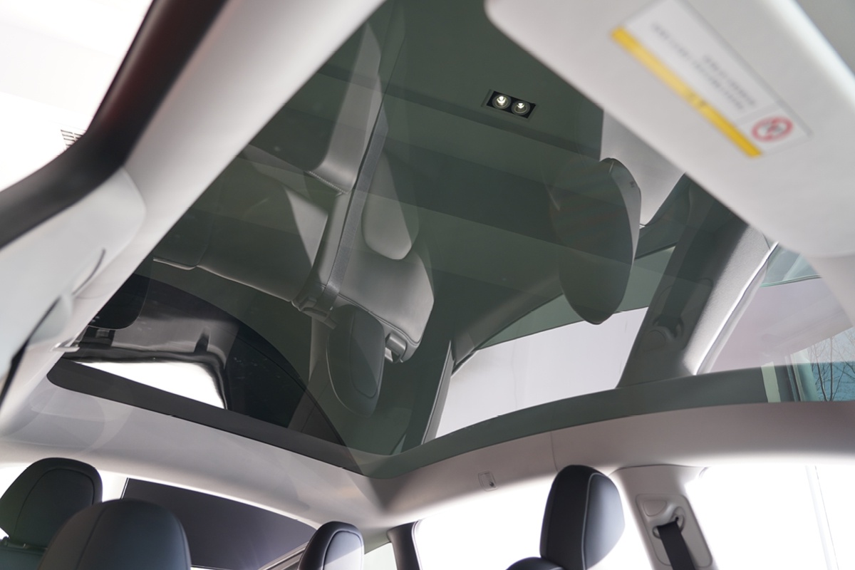 model y的天窗与model 3有很大不同,model 3采用的是两片式的前后天窗