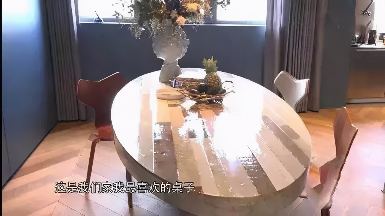 井柏然的上千万豪宅,餐桌椅均出自欧洲品牌设计师之手,就是高端