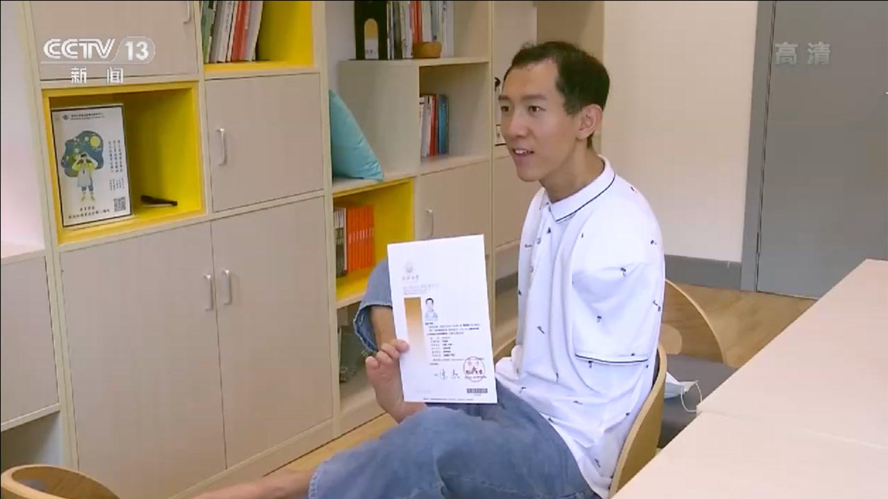 无臂男孩赴上海同济大学报到 开启读研新生活