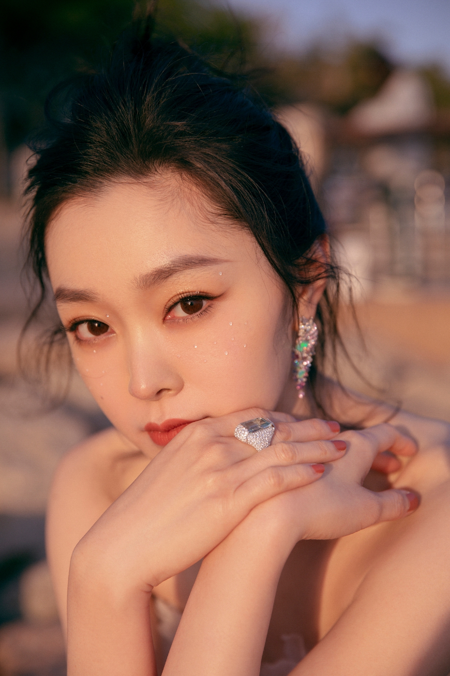 今日份的宋轶化身海岸边的人鱼公主,一袭粉色纱裙温柔大方,眼睛周围的