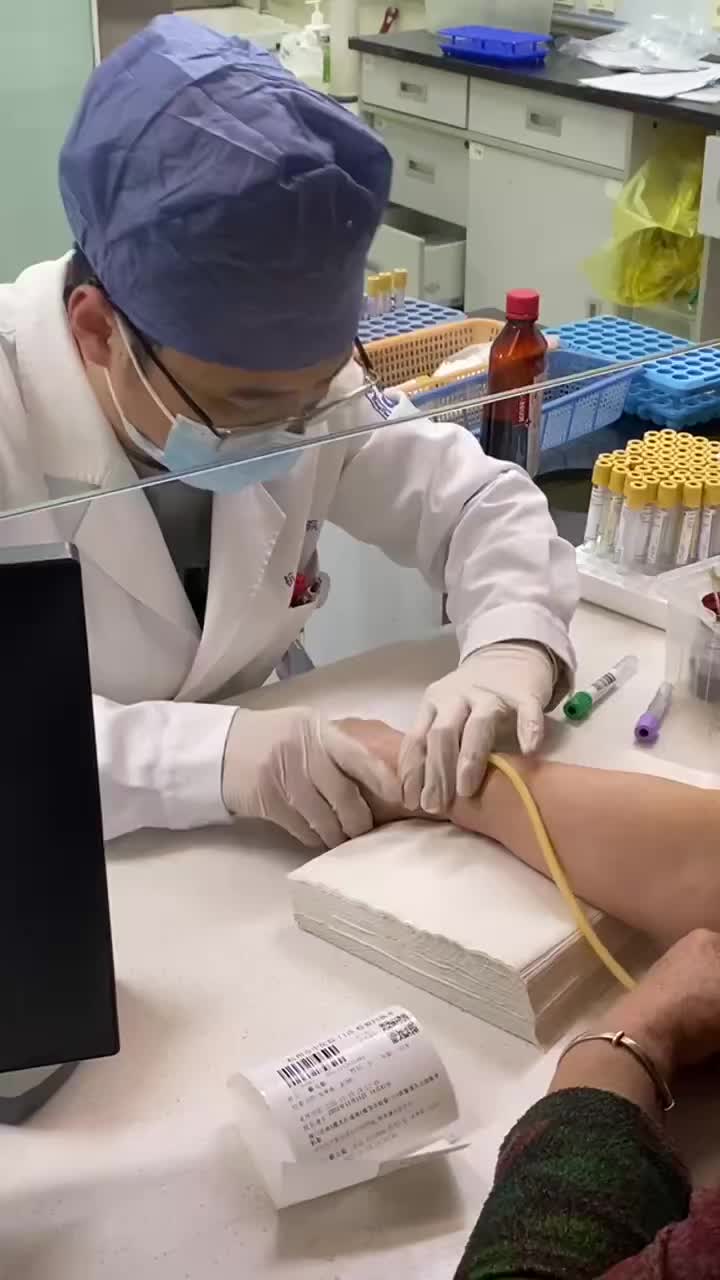 杭州一男检验师飞针采血上热搜,这套技术动作被网友戏称"蚊子投胎"