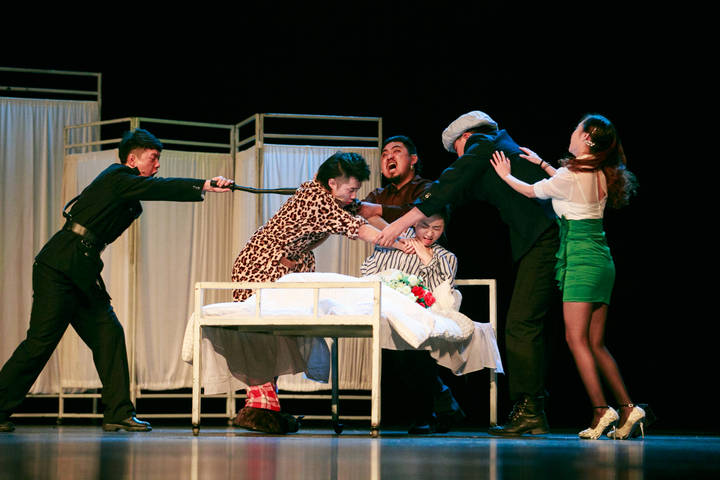 暗藏了本剧深刻的主题,揭示了当下年轻人面对生活中多种多样的可能性