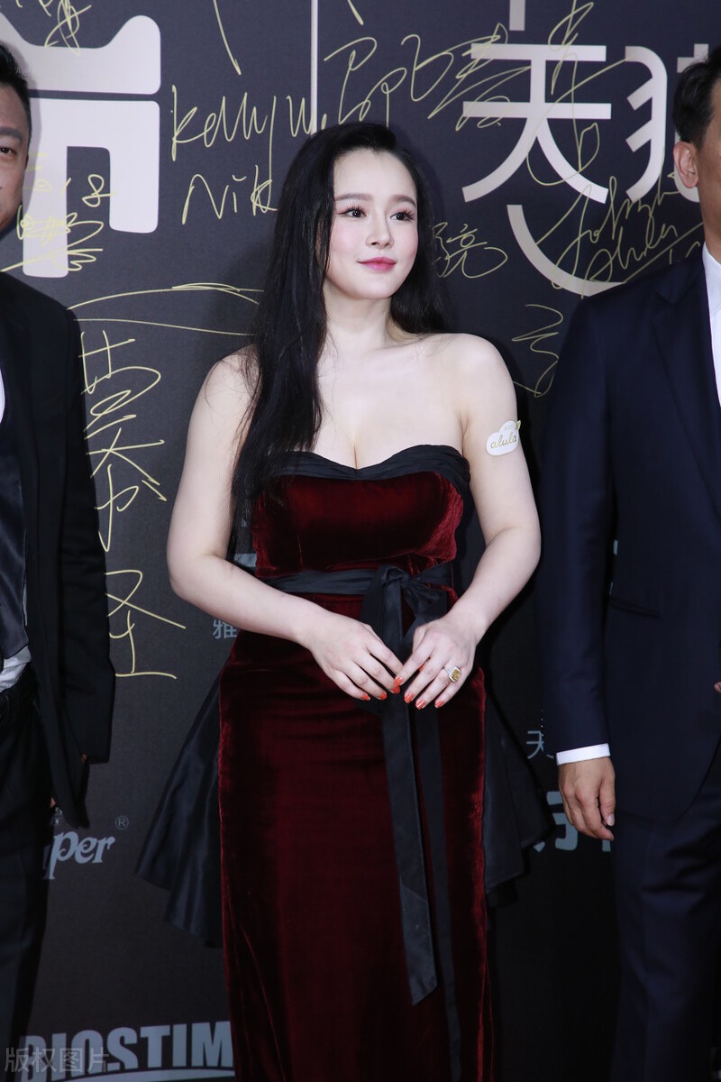 邹市明老婆冉莹颖长胖发福越来越漂亮