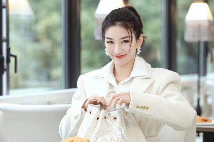 若黄毅清没坐牢黄奕没法复出更不敢上怦然再心动相亲出洋相