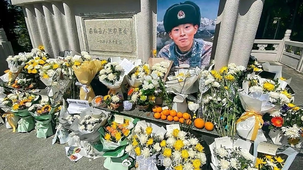 陈红军,陈祥榕,肖思远,王焯冉烈士墓碑前摆满了鲜花