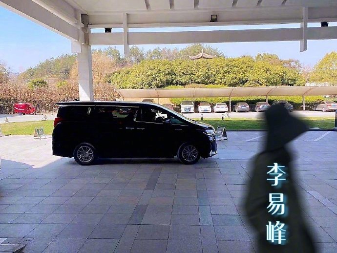今日李易峰横店杀青,其站姐发博表示自己翻车了
