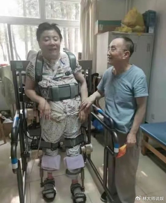 清华铊中毒朱令去世！残疾失智30年姐姐也离世，父亲发声太心酸