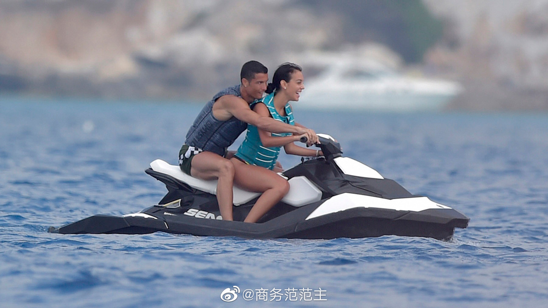 c罗女友乔治娜最近频繁晒自拍……__财经头条