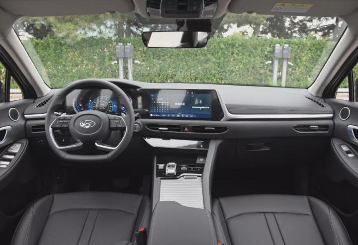 谁才是内外兼修的B级车？现代索纳塔对比丰田亚洲龙