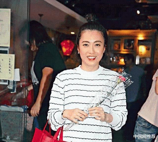 香港巨富刘銮雄3岁小女儿正面照曝光，和妈妈一同做公益模样呆萌休闲区蓝鸢梦想 - Www.slyday.coM