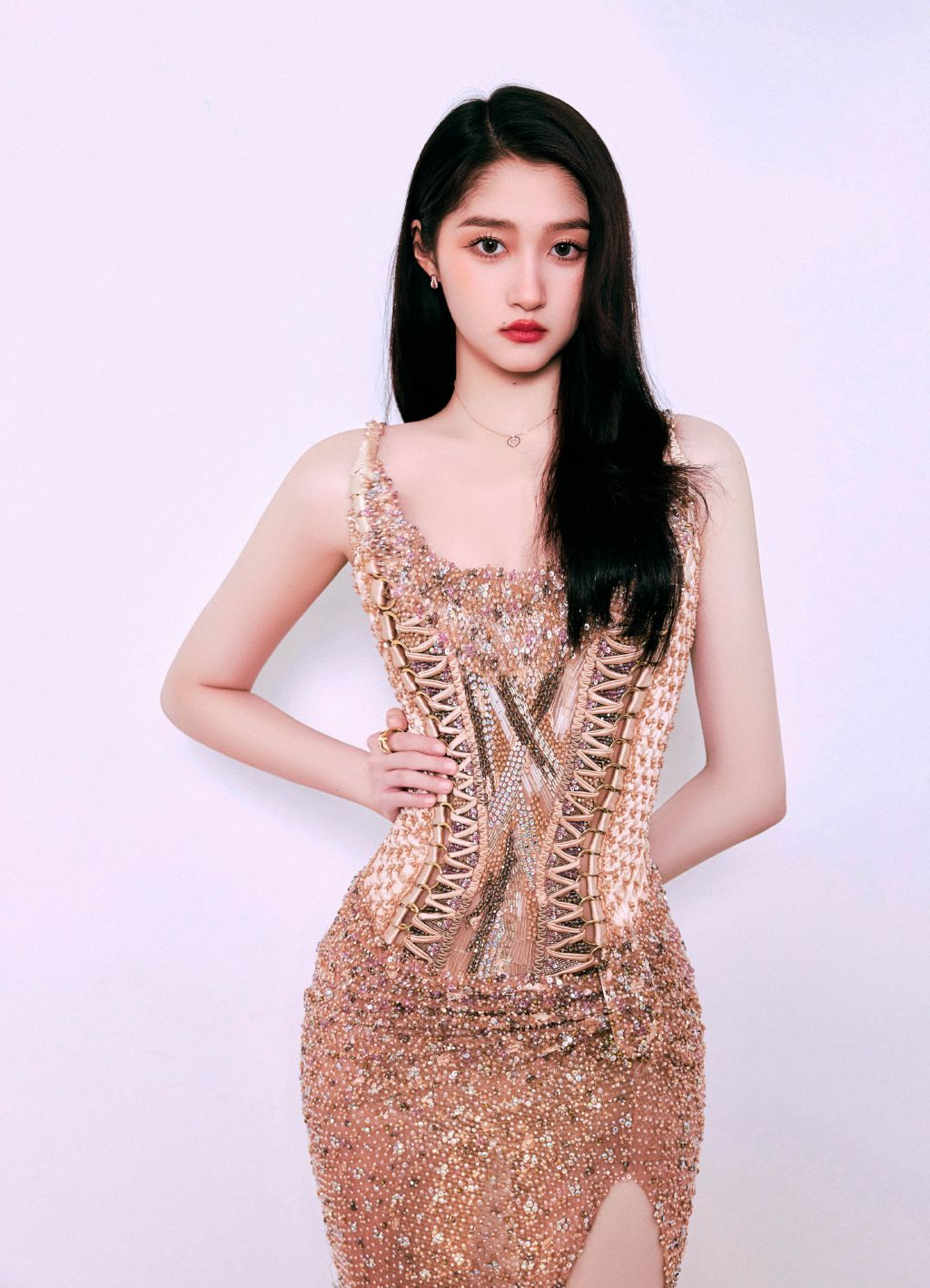 关晓彤满钻高开叉裙造型,这个造型还是不错的