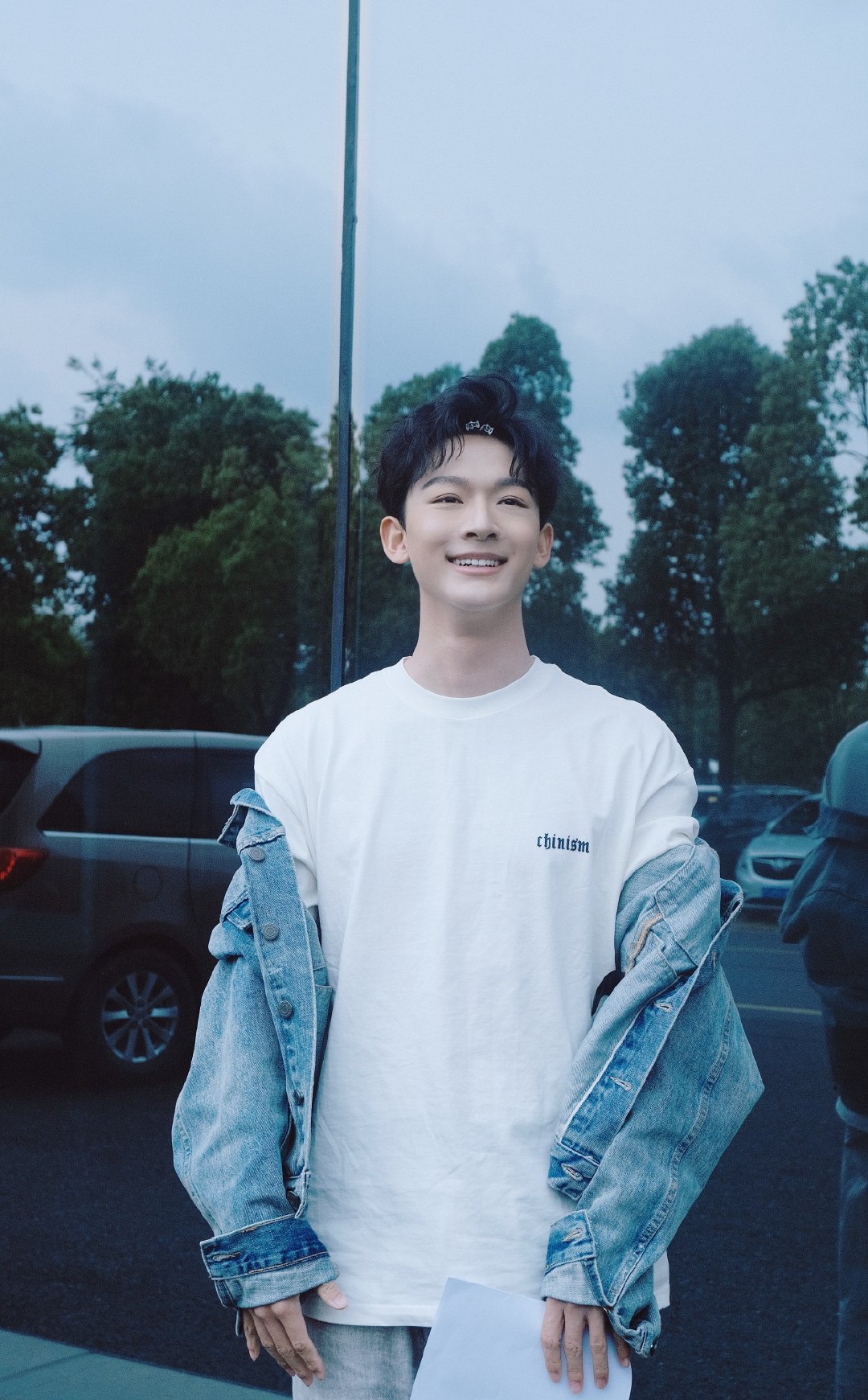 张晚意谐音梗晒照好可爱啊 张晚意说这张很二吧,笑的这么开心